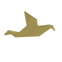 China Wholesale Gold Crane Custom Metal Pin Badges